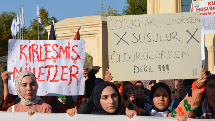 Kütahya'da üniversite öğrencileri İsrail'in Gazze'ye saldırılarını protesto etti